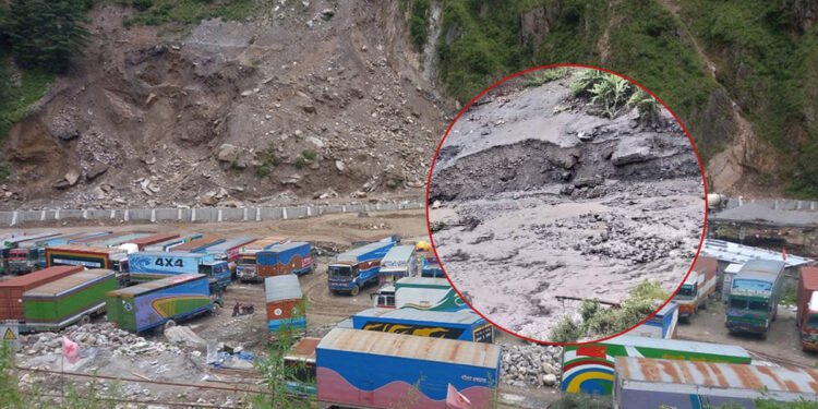 पहिरोले कोदारी राजमार्ग अवरुद्ध : ६०० कन्टेनर सीमापारि