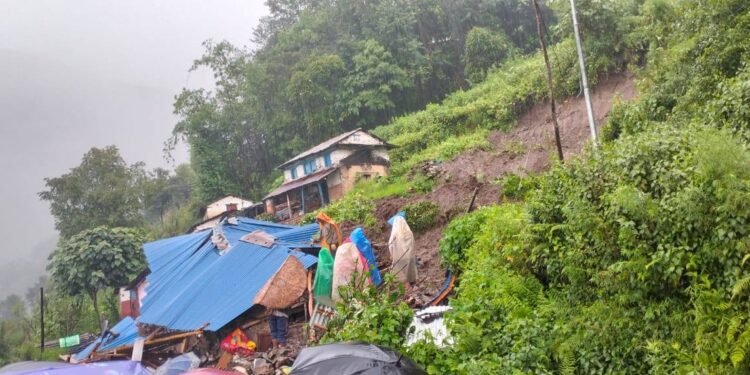धरानमा पहिरोले एक घरमा क्षति, १२ घर उच्च जोखिममा