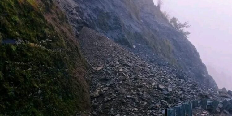 पहिरोले बेनी–जोमसोम सडकको म्याग्दी खण्ड अवरुद्ध