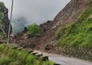 पहिराले कर्णाली राजमार्ग र देहिमाडौँ–गिरेगडा सडक अवरुद्ध