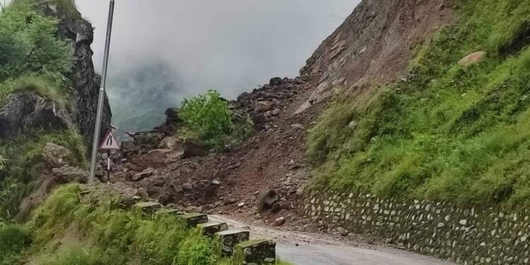 पहिराले कर्णाली राजमार्ग र देहिमाडौँ–गिरेगडा सडक अवरुद्ध