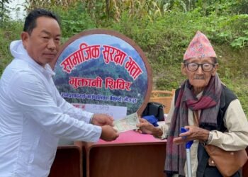 स्थानीय सरकारको पहल : रामप्रसादराईमा वृद्धवृद्धाको घरदैलोमा भत्ता