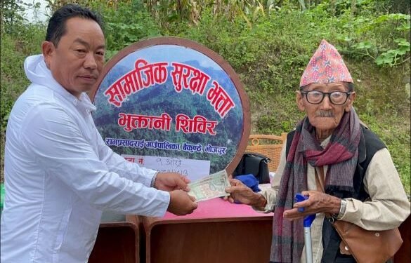 स्थानीय सरकारको पहल : रामप्रसादराईमा वृद्धवृद्धाको घरदैलोमा भत्ता