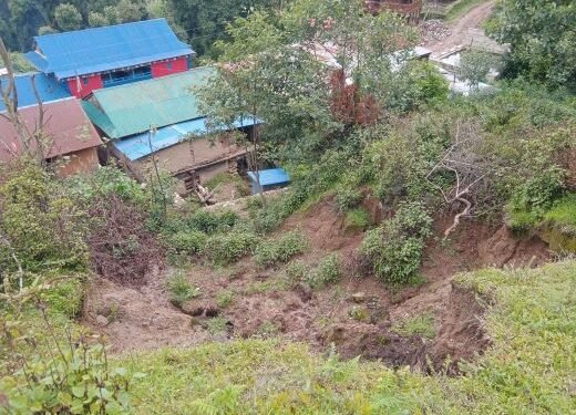 बस्तीमाथि पहिरो जाँदा पाँचधारे बजार जोखिममा