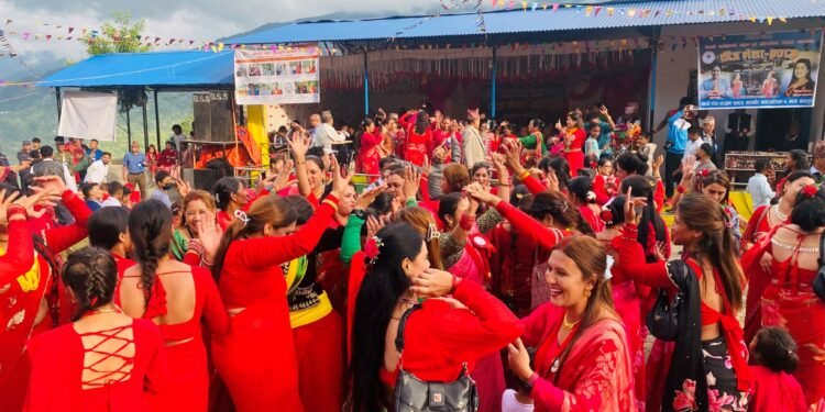 ऐतिहासिक नाच्नेडाँडामा गुञ्जिए तीजका भाका