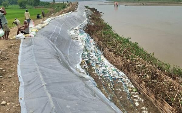 राप्ती नदीमा आपत्कालीन तटबन्ध निर्माण