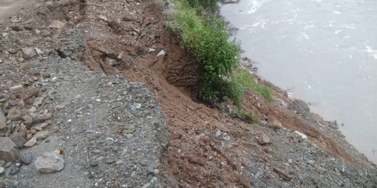 काठमाडौँ-मन्थली सडक अवरुद्ध