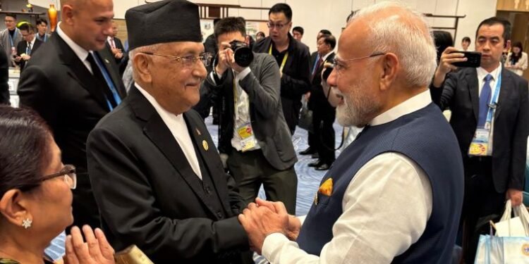 प्रधानमन्त्री ओली र भारतीय प्रधानमन्त्रीबीच अनौपचारिक भेट