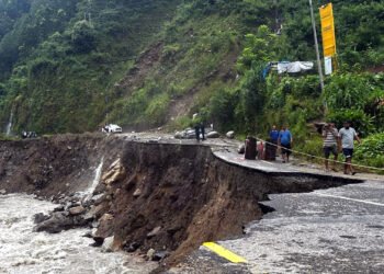 त्रिशूली नदीको कटानले त्रिदेशीय सडक अवरुद्ध, वस्ती जोखिममा