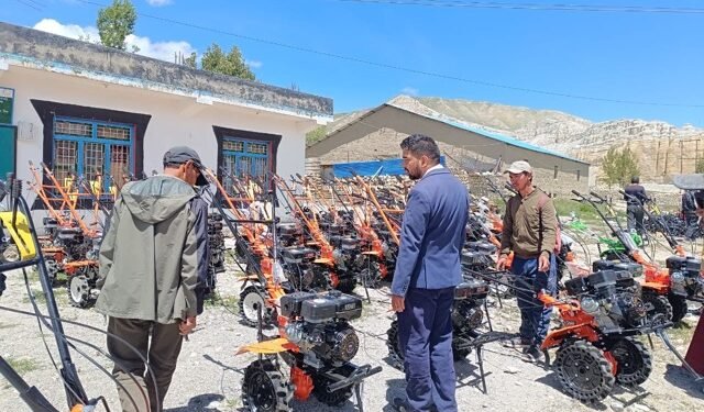 लोघेकरका किसानलाई अनुदानमा हातेट्याक्टर