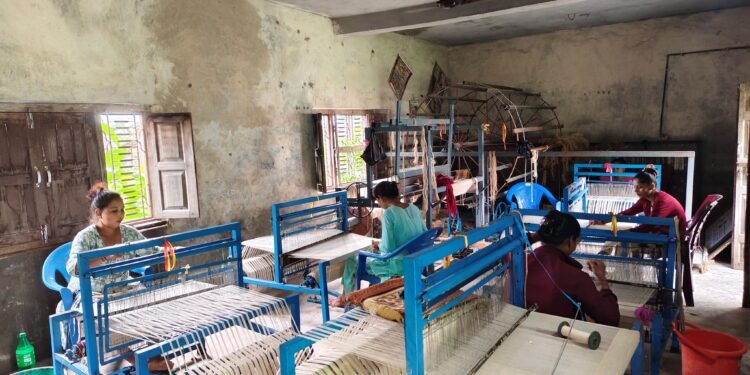 तालिमले फेरिएको जुगरानीको जीवन : केराको रेसाबाट कपडा उत्पादन