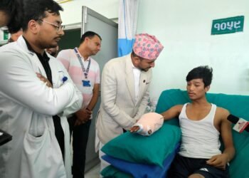 सञ्चारमन्त्री खरेलद्वारा जनेजी प्रदर्शनका घाइतेसँग भेट