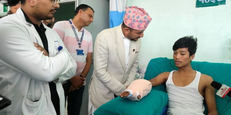 सञ्चारमन्त्री खरेलद्वारा जनेजी प्रदर्शनका घाइतेसँग भेट