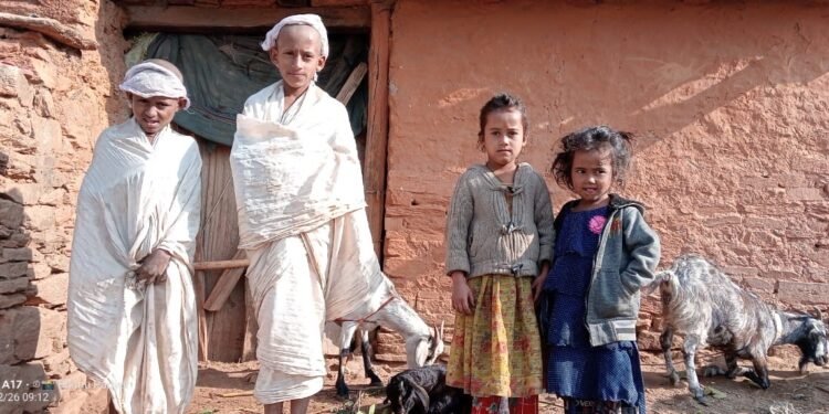 आमाबुवा गुमाएका पाँच बालबालिका समस्यामा