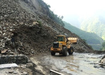 पहिरोका कारण देशका पाँच राजमार्ग पूर्ण रूपमा अवरुद्ध