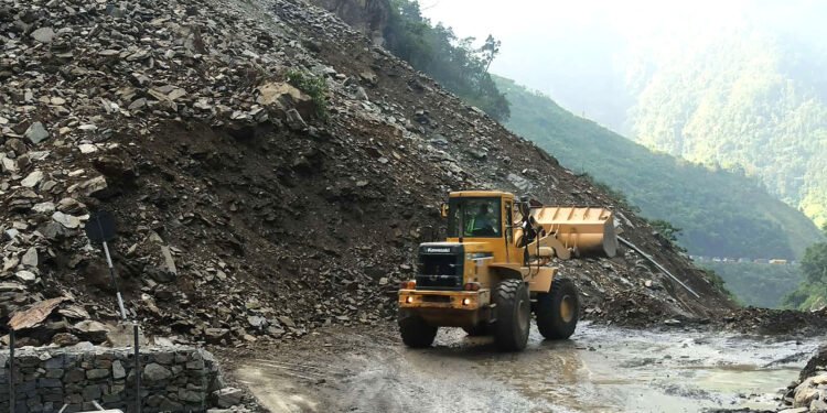 पहिरोका कारण देशका पाँच राजमार्ग पूर्ण रूपमा अवरुद्ध