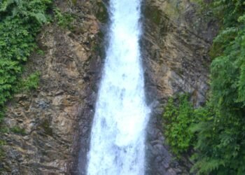 बाढीको चपेटाले ओझेलमा पर्‍यो ‘पञ्चकन्या झरना’