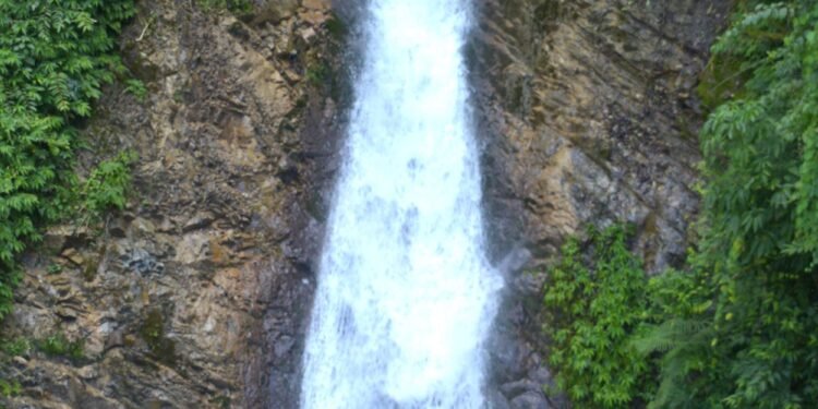 बाढीको चपेटाले ओझेलमा पर्‍यो ‘पञ्चकन्या झरना’
