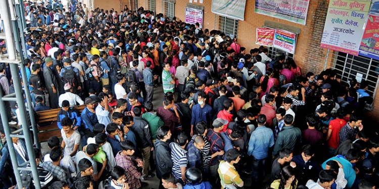 दशैं मनाउन उपत्यका छोड्ने यात्रुको भीड बढ्यो