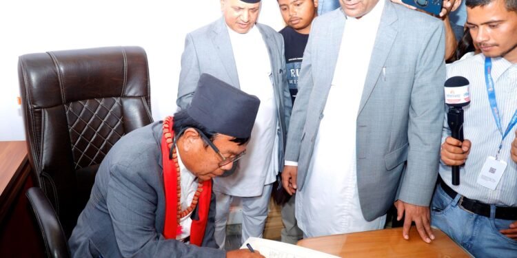 शिक्षामन्त्री पुनद्वारा पदभार ग्रहण