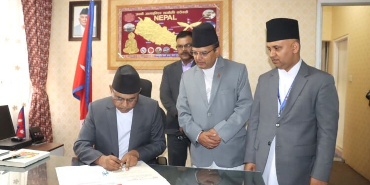 उद्योगमन्त्री सिन्हाद्वारा पदबहाली, पुनःनिर्माणमा देशमै उत्पादित सामाग्रीको प्रयोग गर्न निर्देशन