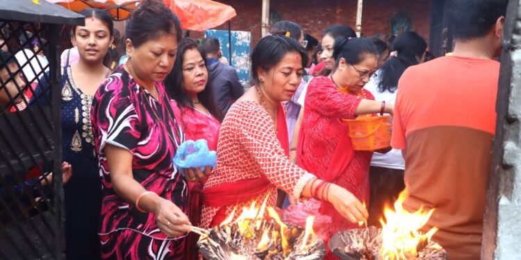 शक्तिपीठमा दर्शनार्थीकोे घुइँचो