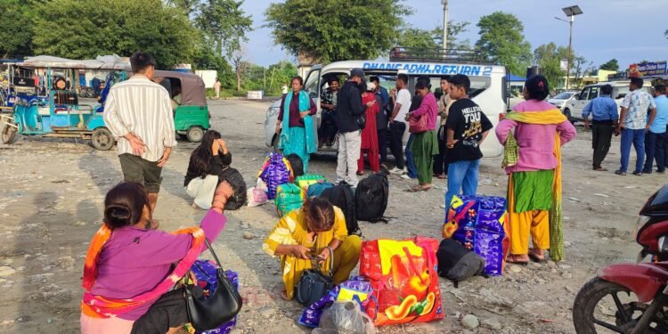 ‘चाडपर्व छोडेर काम खोज्न भारत’