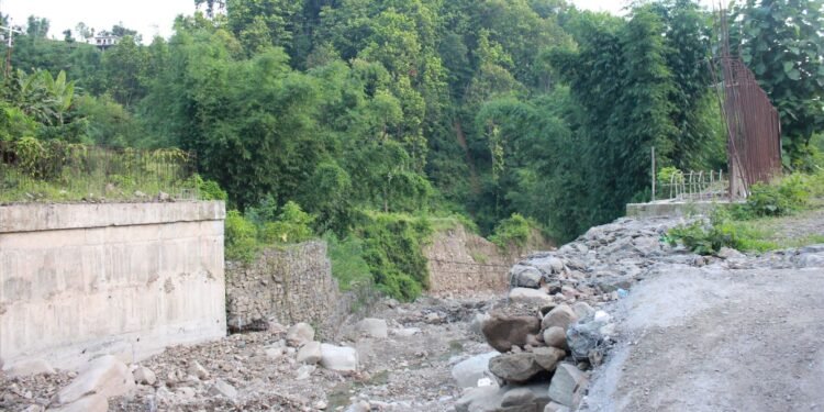 लेदुवा खोलाको पुल सात वर्षदेखि अलपत्र