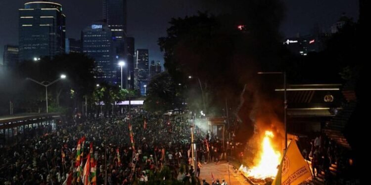 इन्डोनेसियाको मकास्सरमा हिंसात्मक प्रदर्शनः चार जनाको मृत्यु