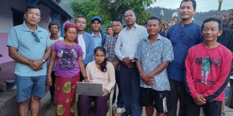 सहयोग जुटाएर दृष्टिविहीन विद्यार्थीलाई ल्यापटप