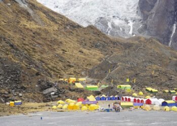 पदमार्गका लागि अन्नपूर्ण आधार शिविरमा पर्यटकको चहलपहल