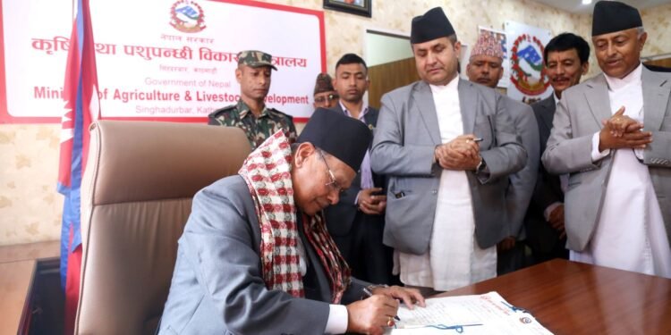 शिक्षामन्त्री पुनद्वारा पदभार ग्रहण