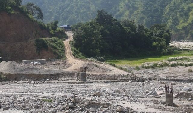 तमोर कोरिडोरका पुल निर्माणमा ढिलाइ हुँदा सास्ती भोग्दै यात्रु