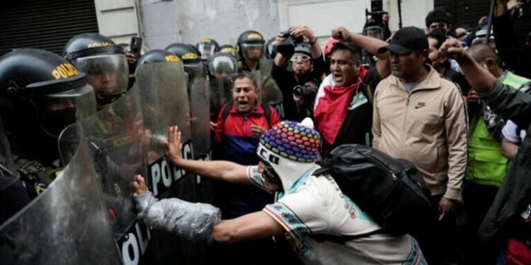 भ्रष्टाचार र नयाँ पेन्सन कानुनविरुद्ध पेरुमा आन्दोलन चर्कियो, लिमा शहरमा प्रहरीसँग झडप