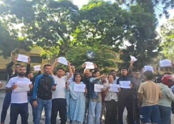 विद्यार्थीले गरे कर्फ्यूको अवज्ञा, त्रिचन्द्र अगाडि संयुक्त प्रदर्शन
