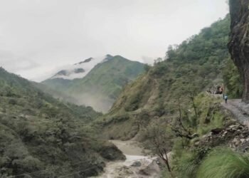 दुई महिनादेखि जोखिमपूर्ण यात्रागर्दै बगरवासी