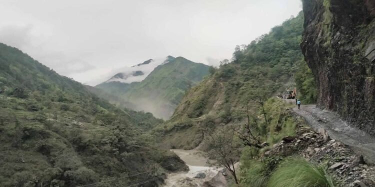 दुई महिनादेखि जोखिमपूर्ण यात्रागर्दै बगरवासी