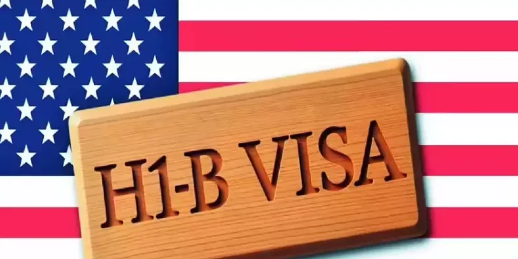 एच-१ बी भिसाबाट अमेरिकामा जानेले अब एक लाख डलर तिर्नुपर्ने
