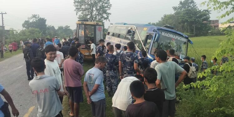 कपिलवस्तुमा बस दुर्घटना, १० घाइते