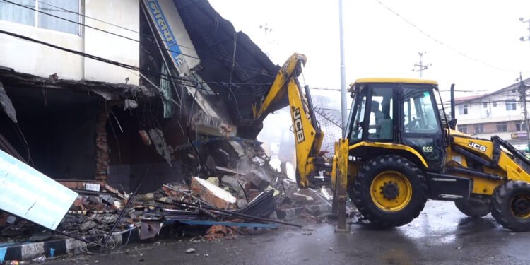 लगनखेलका २ भवनमा ललितपुर महानगरले चलायो डोजर