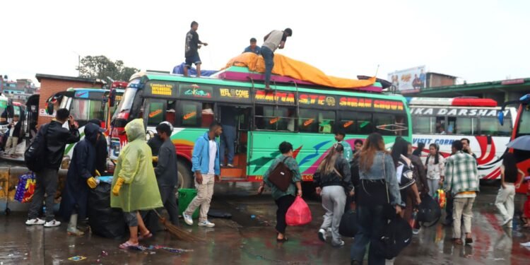 पछिल्लो २४ घण्टामा एक लाख ११ हजारभन्दा बढी यात्रु काठमाडौँ उपत्यकाबाट बाहिरिए