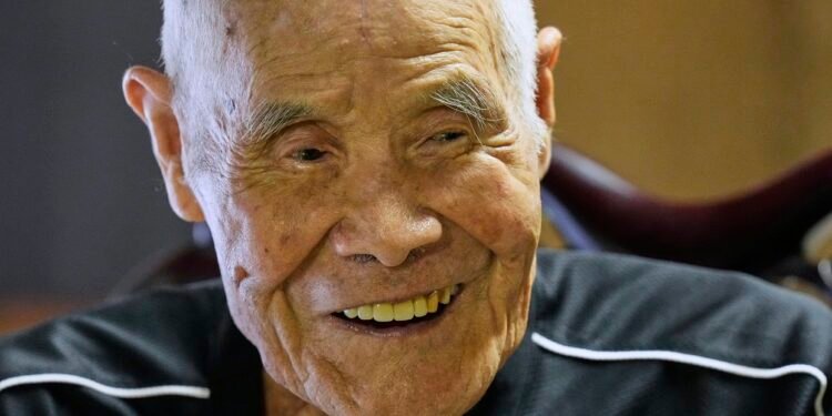 १०२ वर्षीय कोकिची अकुजावाद्वारा माउन्ट फुजी आरोहण गरी विश्व कीर्तिमान कायम