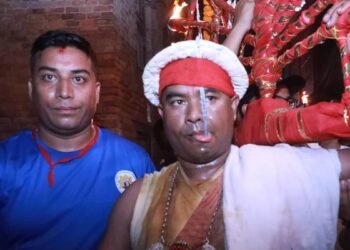 इन्द्रजात्राको अवसरमा मध्यपुरथिमिका वीरेन्द्रभक्तले चौथो पटक छेडाए जिब्रो