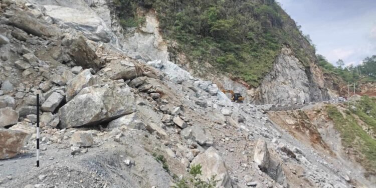 वर्षाले १३ स्थानमा सडक अवरुद्ध