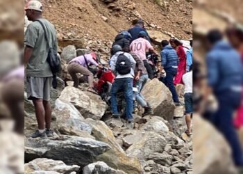 कर्णाली राजमार्ग अवरुद्धः स्याउ बाटोमै कुहिने चिन्ता