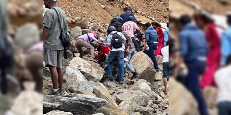 कर्णाली राजमार्ग अवरुद्धः स्याउ बाटोमै कुहिने चिन्ता