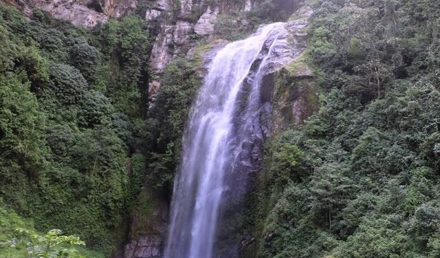 महभिर झरना : पर्यटकको मन रमाउने जलधारा