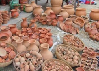 दसैँको सामग्री बनाउन व्यस्त भक्तपुरका कुम्हालेहरू