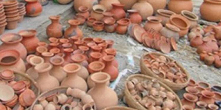 दसैँको सामग्री बनाउन व्यस्त भक्तपुरका कुम्हालेहरू