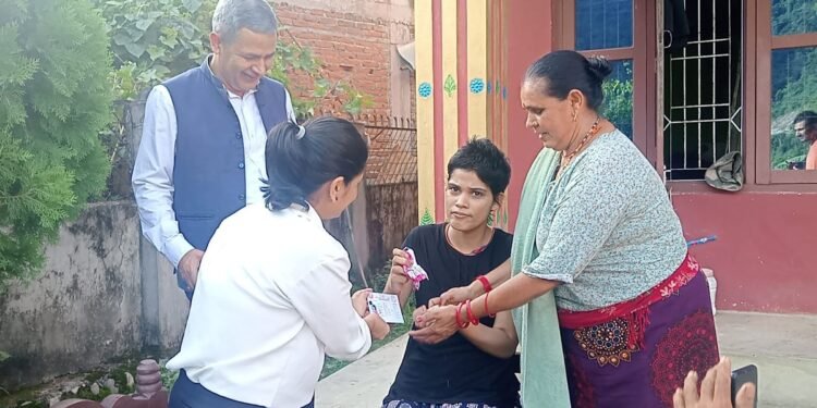 फरक क्षमता भएकी २७ वर्षीया पन्थलाई निवासमै नागरिकता